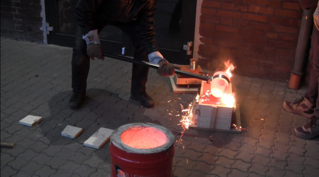 Stefan Zöllner gießt Bronze im Atelier Dünnwalder Mauspfad, Köln