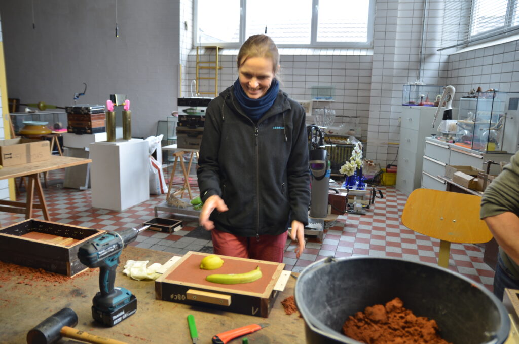 Teilnehmerin des Workshops mit Banane und Zitrone