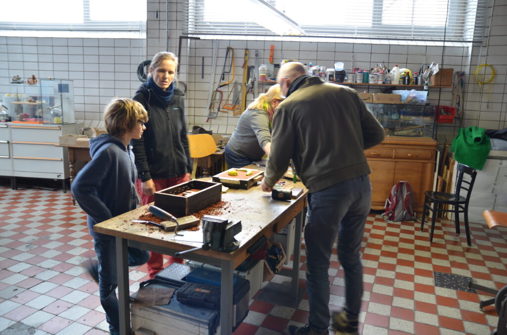 Kursteilnehmer bei der Arbeit
