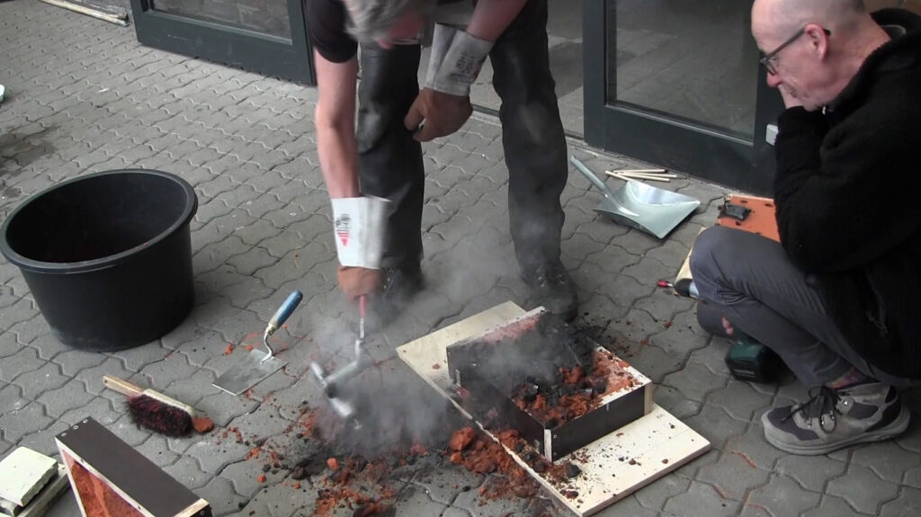 Bronzeguss Workshop in Köln beim Gießen flüssiger Bronze